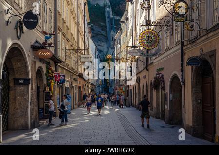 Blick auf die Getreidegasse, eine berühmte Einkaufsstraße in der historischen Altstadt am 4. September 2022 in Salzburg, Österreich Stockfoto