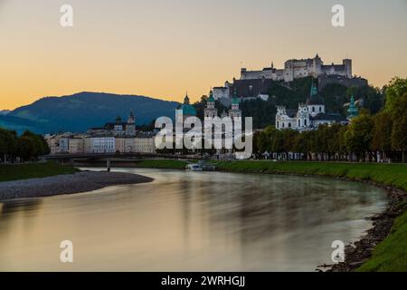 Blick auf die Salzburger Altstadt entlang der Salzach bei Sonnenuntergang am 06. September 2022 in Salzburg, Österreich Stockfoto