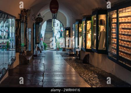 Dies ist eine Einkaufspassage in der Getreidegasse, einer berühmten Einkaufsstraße in der Altstadt am 06. September 2022 in Salzburg, Österreich Stockfoto