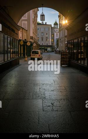 Blick auf eine Einkaufspassage in der Altstadt während des frühen Sonnenaufgangs am 06. September 2022 in Salzburg, Österreich Stockfoto