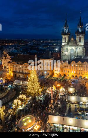 Dies ist ein nächtlicher Blick auf Prag während des Weihnachtsmarktes, ein beliebtes Reiseziel auf dem Altstädter Ring am 08. Dezember 2022 in Prag, Tschechisch Stockfoto