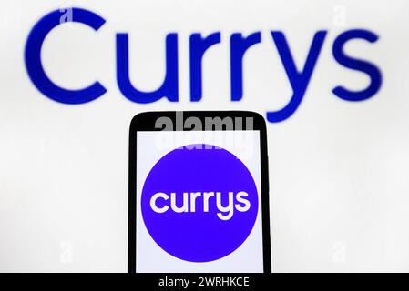 Kiew, Ukraine. März 2024. In dieser Abbildung ist das Currys-Logo auf einem Smartphone und einem pc-Bildschirm zu sehen. (Foto von Pavlo Gonchar/SOPA Images/SIPA USA) *** ausschließlich für redaktionelle Nachrichten *** Credit: SIPA USA/Alamy Live News Stockfoto