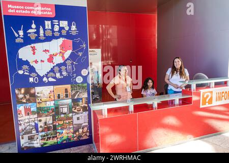 Merida Mexico, Zona Industrial, Calle 60, Maya-Weltmuseum von Merida Gran Museo del Mundo Maya, Inneneinrichtung, Informationsschalter, Karte staatliche Museen, Frau Stockfoto