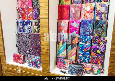 Merida Mexico, Manuel Crescencio Rejon Merida International Airport, Inneneinrichtung, Terminal Halle Gate Bereich, Schals Display Verkauf, bunte Handtaschen Stockfoto