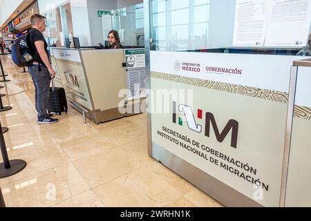 Merida Mexico, Manuel Crescencio Rejon Merida International Airport, Inneneinrichtung, Terminal Halle Gate Bereich, Migrationsschalter, Mann Männer männlich, Frau Frau Frau Stockfoto