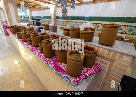 Taschen mit gemischten Gewürzen und Kräutertee auf dem Straßenmarkt. Nationale Küche und Kochkonzept. Stockfoto