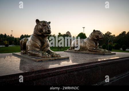 Statuen von Tigern vor dem Hintergrund des Abendhimmels. Erschossen im Park von Amir Timur, Samarkand, 28. Oktober. 2023 Samarkand Usbekistan Stockfoto
