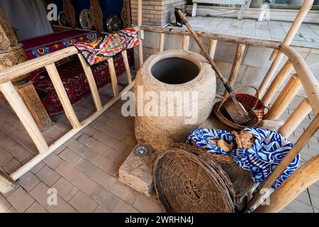 Ein traditioneller asiatischer Tontandoor zum Backen von Brot und Tortillas. Kochen und die nationale Küche des Nahost-Konzepts. Stockfoto