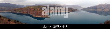 Unglaublich fesselnder Blick auf das Wasserreservoir Charvak in den Bergen des westlichen Tien Shan in Usbekistan. Stockfoto