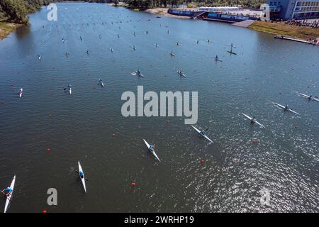 Training der Ruderer auf Kajaks und Kanus auf dem Ruderkanal. Draufsicht Stockfoto