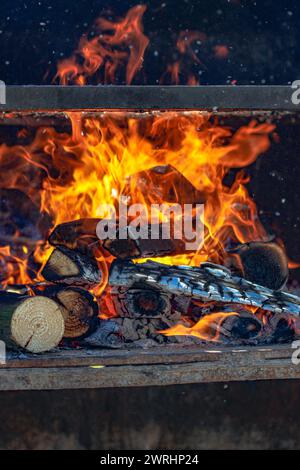 Lagerfeuer im Steinofen im Freien Stockfoto