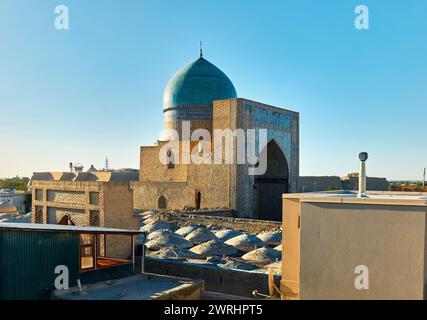 Blick auf den Kulturplatz der Kalyan Moschee masjid Madrasah bei Sonnenuntergang in Buchara, Usbekistan Stockfoto