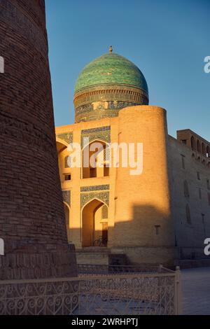 Blick auf den Kulturplatz und die kalyanische Moschee masjid Madrasah bei Sonnenuntergang in Buchara, Usbekistan Stockfoto