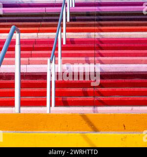 Bunte Treppen entlang des Las Vegas Boulevard - regenbogenfarbene gestreifte Stufen auf dem Streifen mit silbernem Geländer - bunte urbane Staircase Street Art Stockfoto