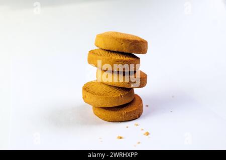 Ein Nahaufnahme-Foto mit einem verführerischen Stapel frisch gebackener Schokoladenchips-Kekse Stockfoto