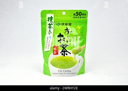 Itoen Oi OCHA Instant Green Tea with Matcha - Wales, Großbritannien - 12. März 2024 Stockfoto