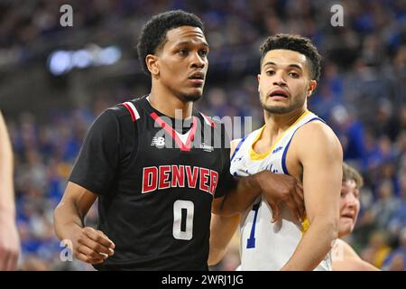 Die Denver Pioneers bewachen Tommy Bruner (0) beim Basketballturnier der Summit League zwischen den Denver Pioneers und den South Dakota State Jackrabbits im Denny Sanford Premier Center in Sioux Falls, South Dakota am Dienstag, den 12. März 2024. South Dakota State besiegte Denver 76:68.Russell Hons/CSM. (Bild: © Russell Hons/Cal Sport Media) Stockfoto