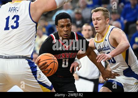 Tommy Bruner (0) der Denver Pioneers-Wachmann taucht beim Basketballturnier der Summit League zwischen den Denver Pioneers und den South Dakota State Jackrabbits im Denny Sanford Premier Center in Sioux Falls, South Dakota am Dienstag, den 12. März 2024 durch den Verkehr. South Dakota State besiegte Denver 76:68.Russell Hons/CSM. Stockfoto