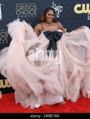 14. Januar 2024, Santa Monica, CA, USA: LOS ANGELES - 14. JAN: Danielle Brooks bei den 29. Annual Critics Choice Awards - Ankunft im Barker Hanger am 14. Januar 2024 in Santa Monica, CA. (Kreditbild: © Kay Blake/ZUMA Press Wire) NUR REDAKTIONELLE VERWENDUNG! Nicht für kommerzielle ZWECKE! Stockfoto