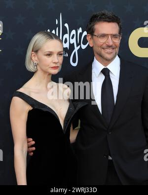 LOS ANGELES – 14. JAN: Carey Mulligan, Bradley Cooper bei den 29. Annual Critics Choice Awards – Erscheinen im Barker Hanger am 14. Januar 2024 in Stockfoto
