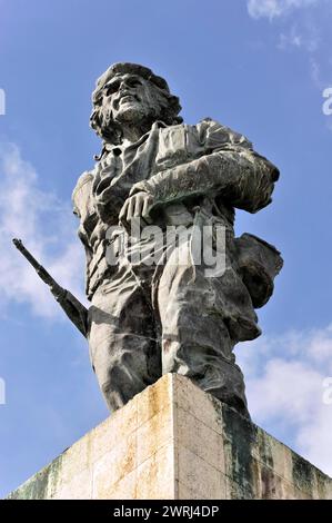 Statue eines heldenhaften Kämpfers auf einem Sockel (Denkmal des Ernesto Che Guevara, 6 Meter hohe Bronzestatue), Santa Clara, vor einem blauen Himmel Stockfoto