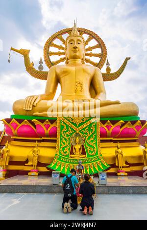 Sitzender Buddha im Wat Phra Yai, buddhistischer Tempel, großer Buddha-Tempel, Religion, Buddhismus, Figur, Statue, Skulptur, Anbetung, Gott, heilig, Welt Stockfoto