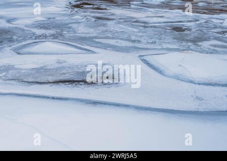 Wunderschöne Eisformen und -Muster im gefrorenen Fluss am kalten Winterabend in Taebaek, Südkorea Stockfoto
