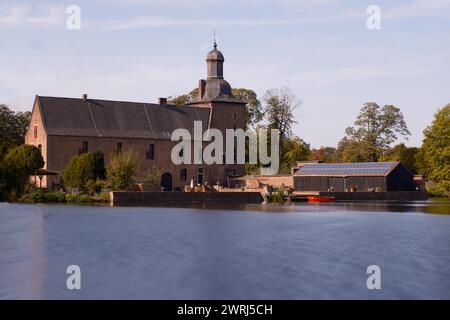 Alte Burg auf einem Waldsee, lange Exposition, Nordrhein-Westfalen, Deutschland Stockfoto