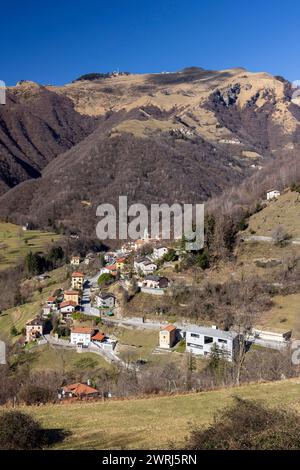 Blick auf das Dorf Muggio, Gipfel Monte Generoso im Hintergrund, Tal von Muggio, Tessin, Schweiz Stockfoto