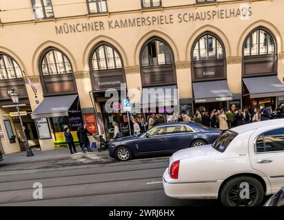 Behindertenparkplatz vor einer trendigen Bar in der modischen Einkaufsstraße Maximilianstraße. Nur behinderte Personen mit einer speziellen Erlaubnis oder Stockfoto