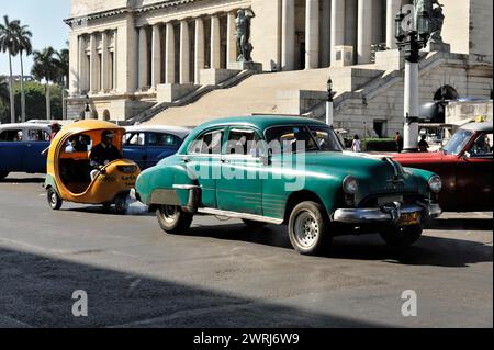 Verschiedene Taxis, darunter ein Oldtimer und ein gelbes Coco-Taxi, vor einer Hauptstadt, Havanna, Kuba, Mittelamerika Stockfoto