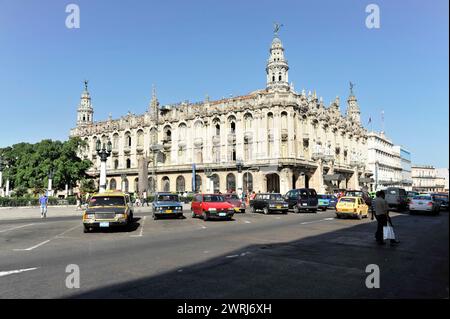 Geschäftige Straßenszene mit historischen Gebäuden und Oldtimern in der Stadt bei Tageslicht, Havanna, Kuba, Mittelamerika Stockfoto