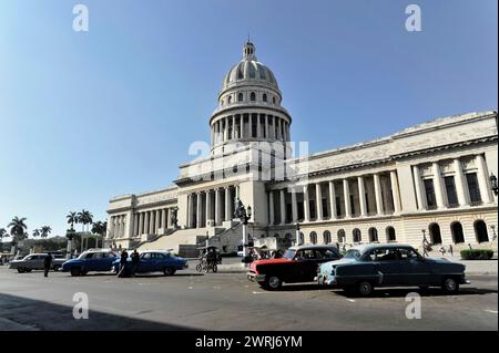 Das Kapitol umgeben von alten und modernen Autos auf der Straße an einem sonnigen Tag, Havanna, Kuba, Zentralamerika Stockfoto