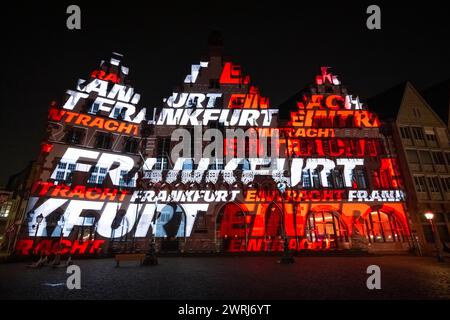 Anlässlich des 125-jährigen Bestehens der Eintracht Frankfurt zeigt eine Videoinstallation an der Fassade des Roemer die Geschichte des Vereins mit ihrer größten Stockfoto