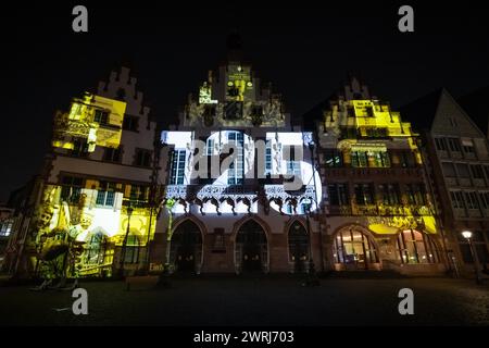 Anlässlich des 125-jährigen Bestehens der Eintracht Frankfurt zeigt eine Videoinstallation an der Fassade des Roemer die Geschichte des Vereins mit ihrer größten Stockfoto