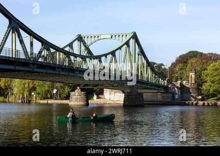 Angler in einem Boot an der Glienickebrücke in Potsdam. Die Glienicker Brücke bildet heute die Stadtgrenze zwischen Berlin und Potsdam und war die Stockfoto