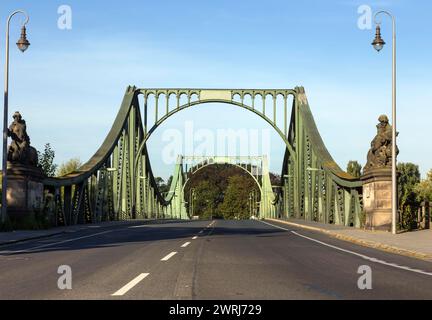 Glienickebrücke in Potsdam. Die Glienicker Brücke bildet heute die Stadtgrenze zwischen Berlin und Potsdam und war Grenzlinie und Übergabe Stockfoto