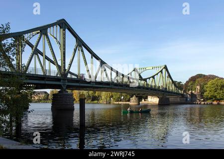 Angler in einem Boot an der Glienickebrücke in Potsdam. Die Glienicker Brücke bildet heute die Stadtgrenze zwischen Berlin und Potsdam und war die Stockfoto