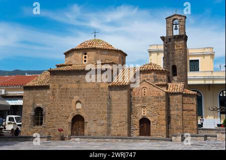 Alte Kirche mit Steinmauern und Kuppeldach unter blauem Himmel, byzantinische Kirche, Apostelkirche, Agii Apostoli, Kreuzkuppelkirche, Kalamata Stockfoto