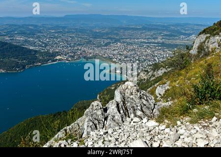 Blick vom Mont Veyrier auf den See von Annecy, Lac d'Annecy und die Stadt Annecy, Haute-Savoie, Frankreich Stockfoto