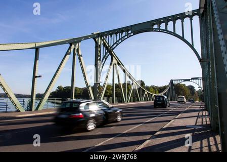 Autos fahren über die Glienicke-Brücke in Potsdam. Die Glienicker Brücke bildet heute die Stadtgrenze zwischen Berlin und Potsdam und war die Grenze Stockfoto