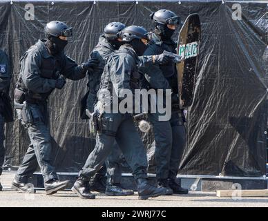 Polizeibeamte des Berliner Sonderkommandos SEK simulieren einen Angriff während einer Übung, 11/09/2016 Stockfoto