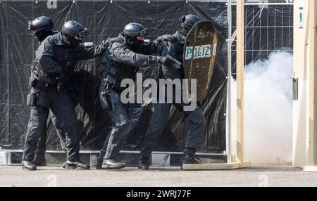 Polizeibeamte des Berliner Sonderkommandos SEK simulieren einen Angriff während einer Übung, 11/09/2016 Stockfoto