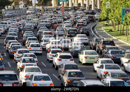 Verkehrsstau auf einer Autobahn in Teheran, 22.05.2016 Stockfoto