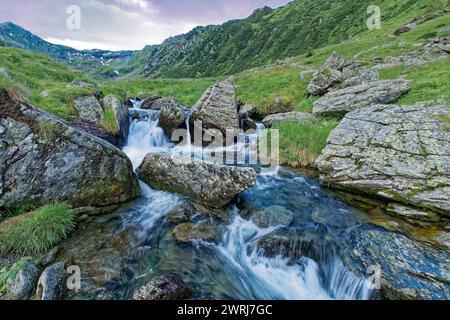 Felsige Landschaft am Oberlauf des Balea-Baches im Fagaras-Gebirge, Siebenbürgische Alpen, im Gebirge des Südens Stockfoto
