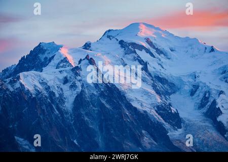 Alpenglow auf dem Gipfel des Mont Blanc mit Aiguille du Midi im Vordergrund, Savoie, Frankreich Stockfoto