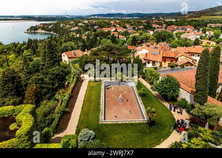 Blick auf den Burggarten, Schloss Duino, mit spektakulärem Meerblick, private Residenz der Prinzen von Thurn und Taxis, Duino, Friaul, Italien, Duino Stockfoto