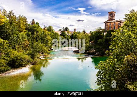 Blick vom Ponte del Diavolo aus dem 15. Jahrhundert über den Fluss Natisone in das historische Zentrum, die Teufelsbrücke, Cividale del Friuli, Stadt mit Stockfoto