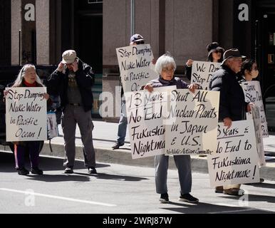 Peking, USA. März 2024. Am 11. März 2024 nehmen Menschen an einer Kundgebung gegen Japans Meeresableitung von nuklearem Abwasser aus Fukushima vor dem Generalkonsulat von Japan in San Francisco, Kalifornien, USA, Teil. Quelle: Li Jianguo/Xinhua/Alamy Live News Stockfoto