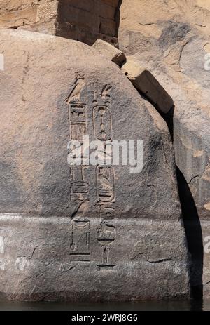 altägyptische Hieroglyphen in die Felsen gehauen Stockfoto